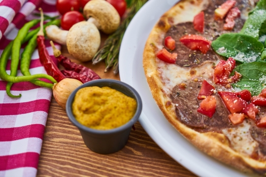 桌上美味诱人的牛肉披萨美食摄影