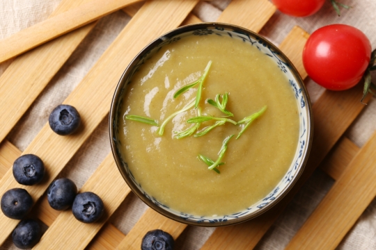 室内桌面新鲜美味健康水果果酱