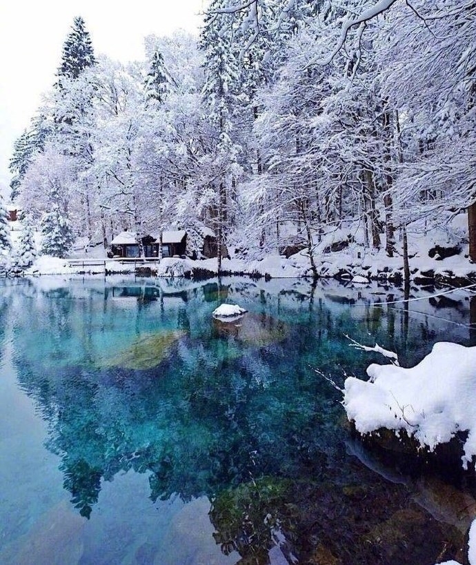 瑞士蓝湖的雪景图片