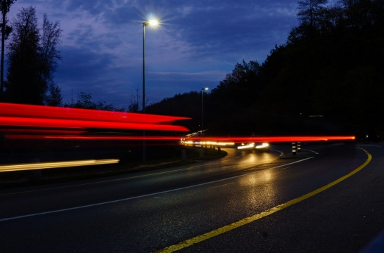 夜晚汽车灯光慢门摄影红色灯光带