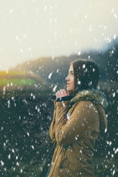 人物摄影_雪中许愿美女特写