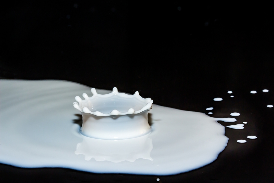 桌面上的牛奶创意思维设计图