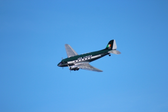 蓝色天空中自由翱翔的小型客机