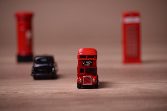 微距摄影_桌面摆放红色巴士汽车微距特写