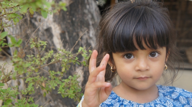 人物摄影_自然户外穿蓝色服装可爱戴金色耳环女孩