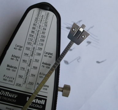 微距摄影_倾斜的节拍器特写