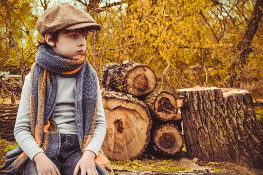 秋天自然户外戴贝雷帽围巾男孩