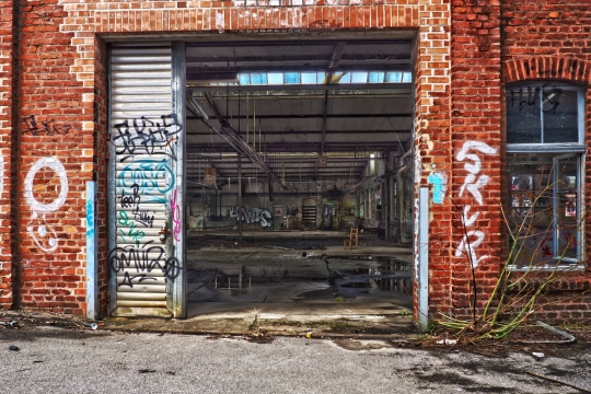 破旧厂房建筑红砖外墙涂鸦图案