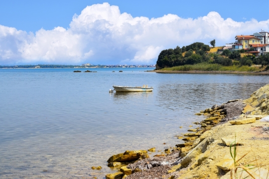 蓝天白云阳光海景房屋建筑摄影