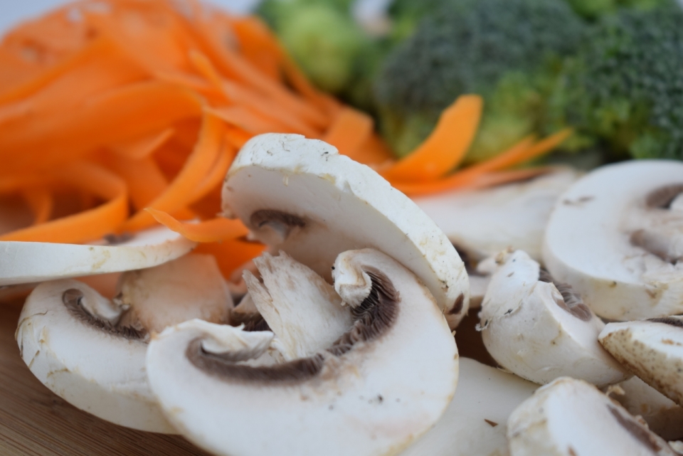 厨房木制案板白色蘑菇西兰花胡萝卜新鲜蔬菜