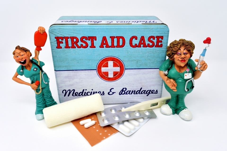 白色桌面盒子板装药片彩色护士模型玩具
