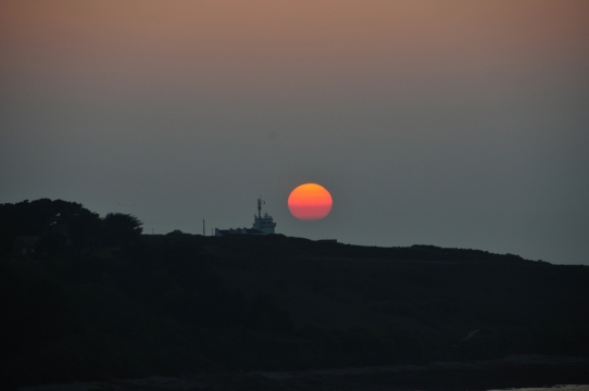 傍晚时分山坡上慢慢落下的太阳
