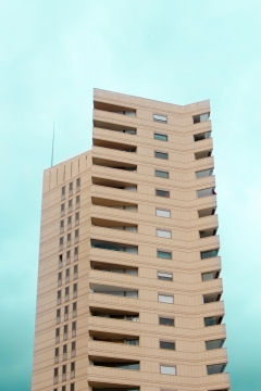 蓝色天空黄色墙壁房屋建筑