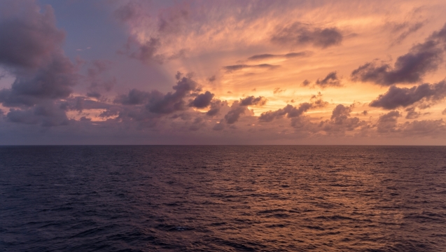 朦胧落日霞光平静大海自然风景