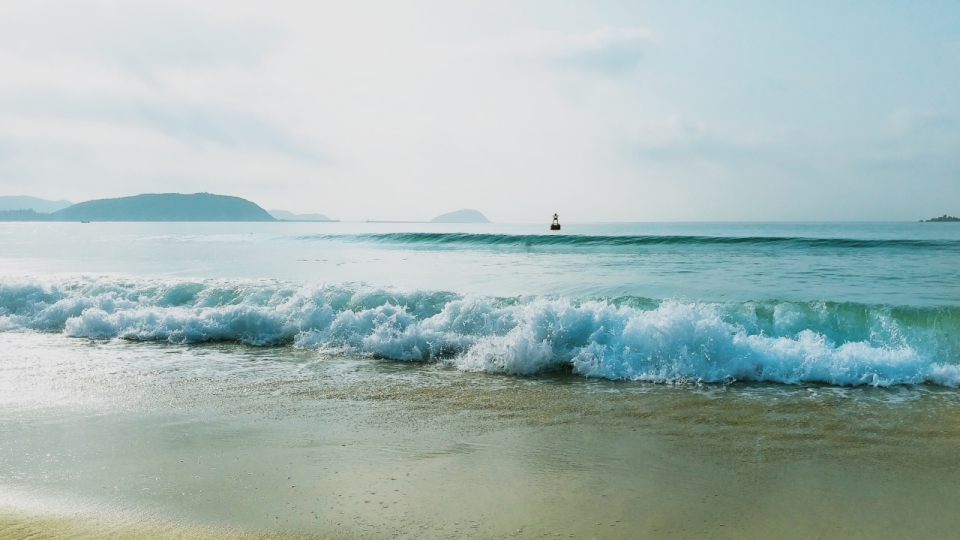 涨潮时分翻滚海浪冲刷沙滩海岛风景