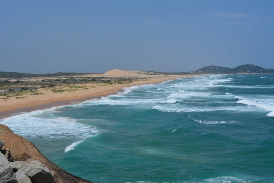 平静海面翻滚白色海浪沙滩自然风光