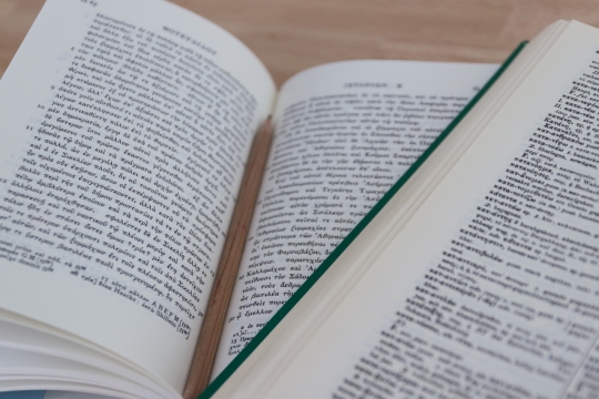 文艺室内木制桌面翻开书本中铅笔