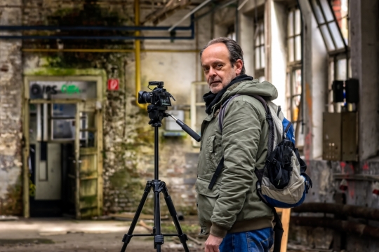 废弃建筑室内黑色摄像机男性摄影师