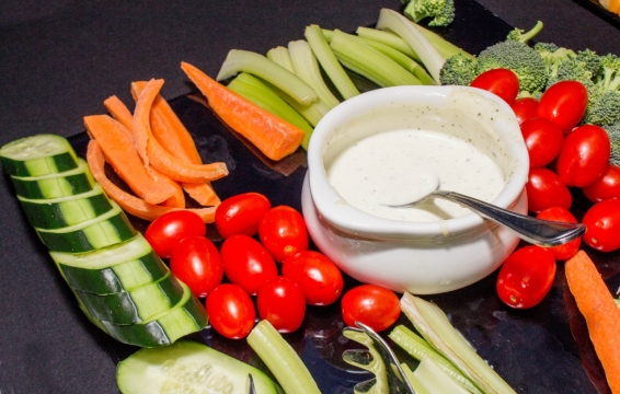 桌上整齐摆放蔬果沙拉高清特写