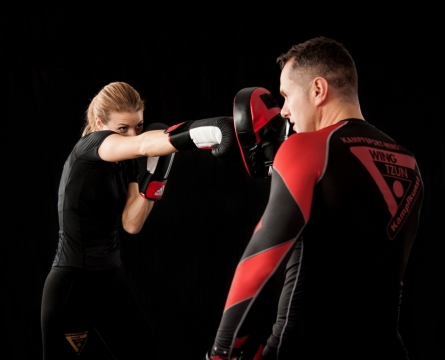 黑色背景拳击运动练习男性女性