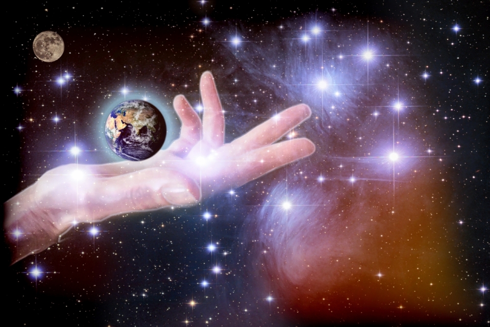 浩瀚宇宙中一只手握住了地球