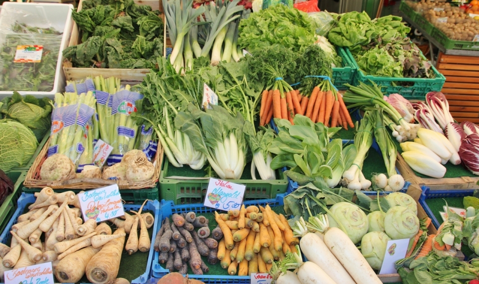 农贸市场新鲜瓜果蔬菜食物特写