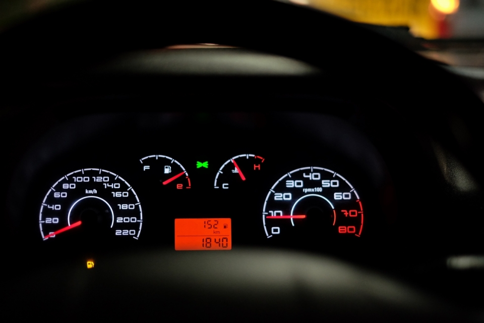 汽车车速表和里程表特写摄影