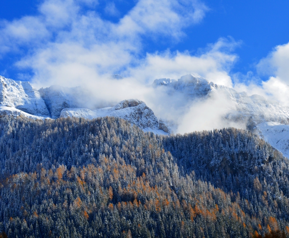 蓝天下高耸入云的雪山美丽风景摄影
