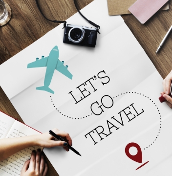 木制桌面海报黑色相机笔记本文具