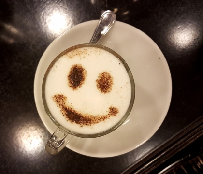 白色餐盘冲泡香醇奶茶有趣图案