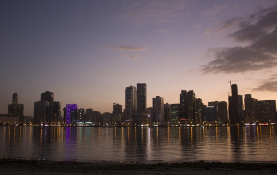 湖边城市高楼璀璨霓虹灯光夜景
