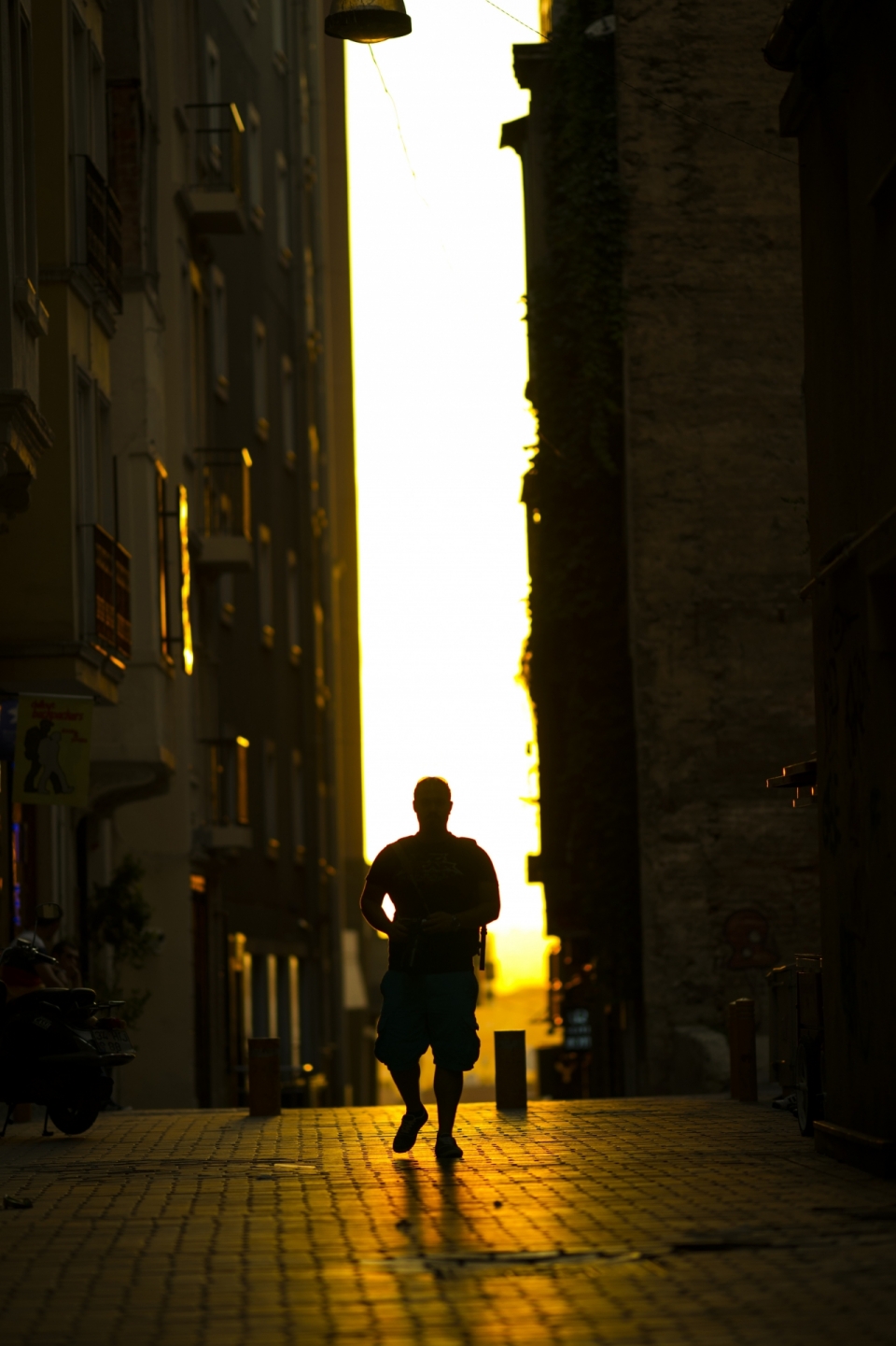 夕阳下楼间街道正在行走的男人