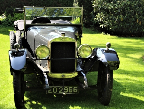 阳光户外绿色草坪老式豪华轿车