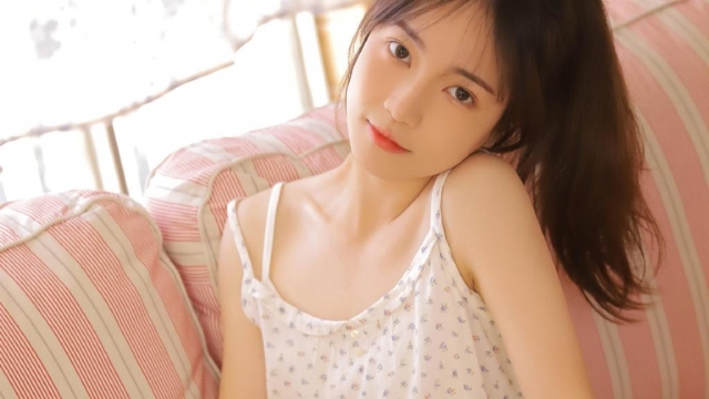 吊带美女居家高清桌面壁纸