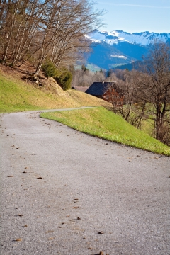 阳光蓝色天空下自然郊外风光