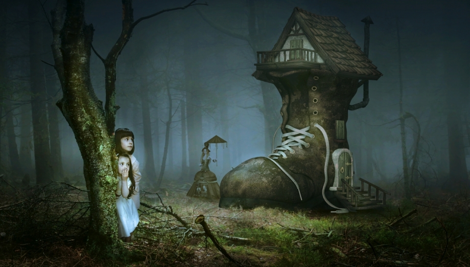 两个小女孩躲在迷雾森林中后面是鞋子造型房子