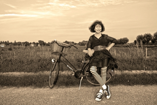 乡间小岛上依着自行车微笑的美女