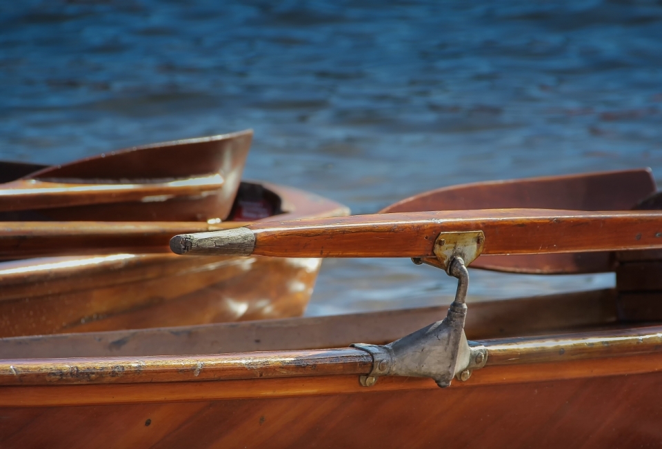 海边停泊船只木桨高清特写