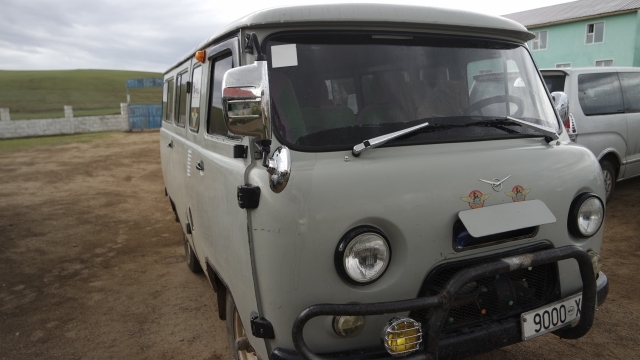 户外庄园前灰色旅行巴士汽车摄影