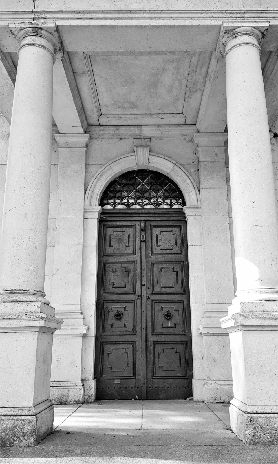 黑白古老石质建筑金属大门