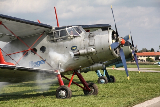 草地上停放特技表演飞机烟雾外景