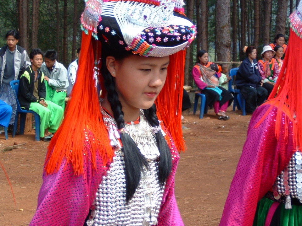 树林旁传统民族装扮女孩