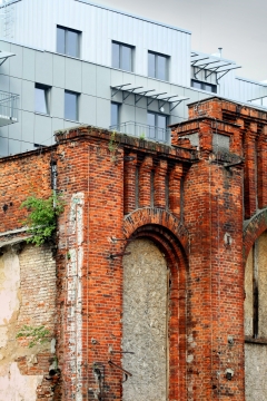 现代化建筑外残破老屋墙壁外观