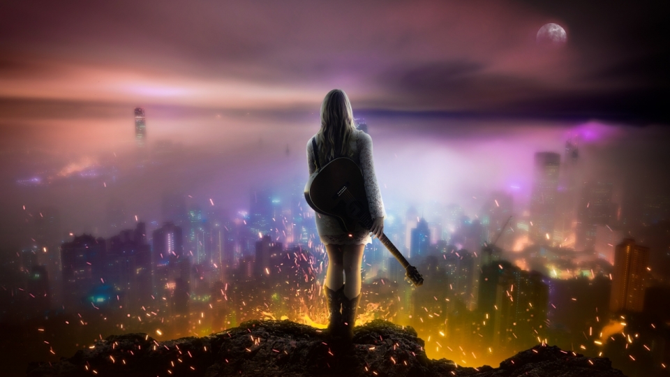 背吉他站在山顶眺望城市夜景的女孩