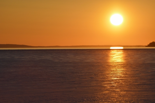 风光摄影_平静海面高悬金色太阳风光特写