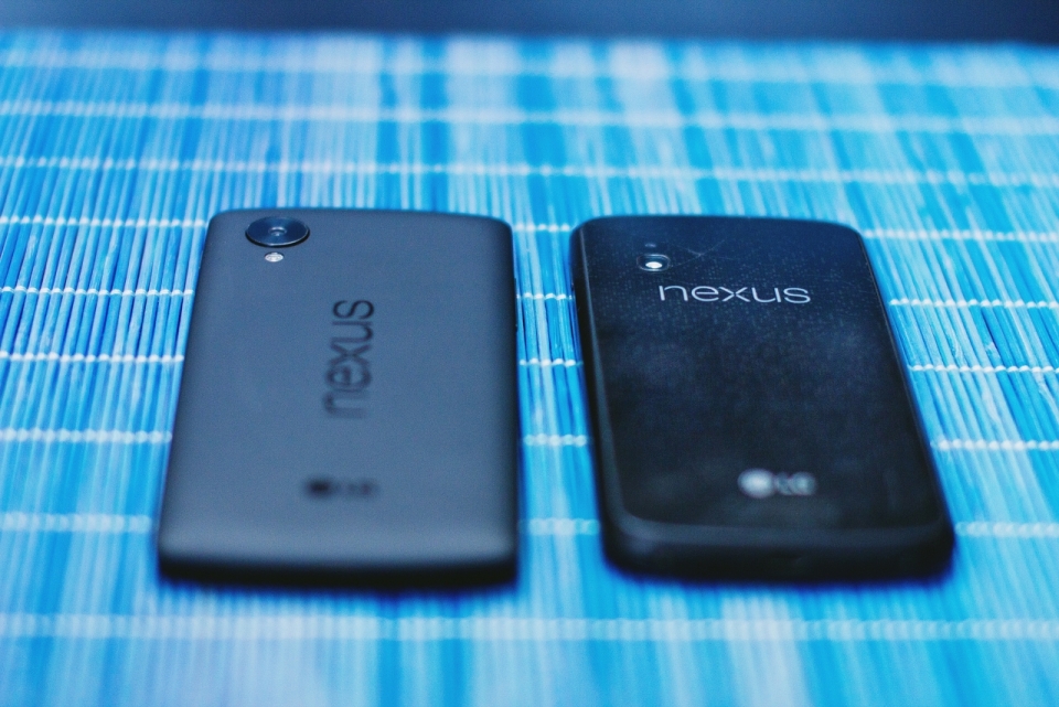 蓝色桌面Nexus手机背面摄影