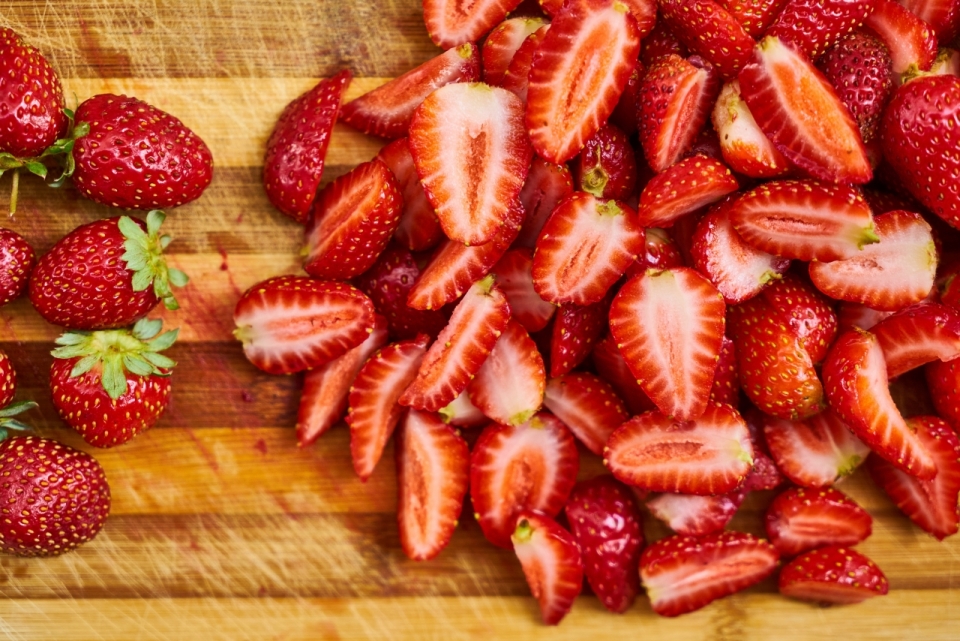 案板上形态各异的的草莓唯美摄影