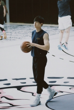 李现打篮球写真图片