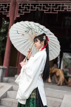 古装刺绣汉服襦裙撑伞美少女
