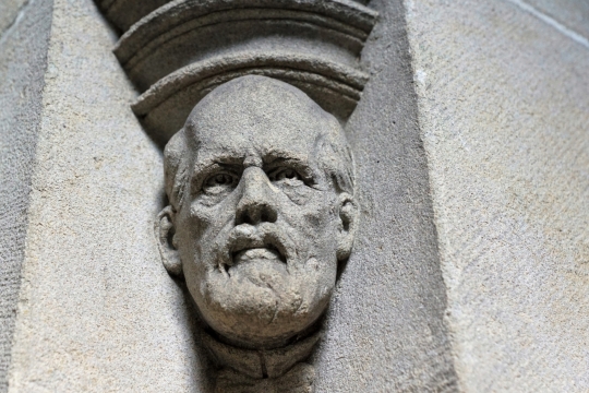 建筑墙壁上男性艺术头像雕塑